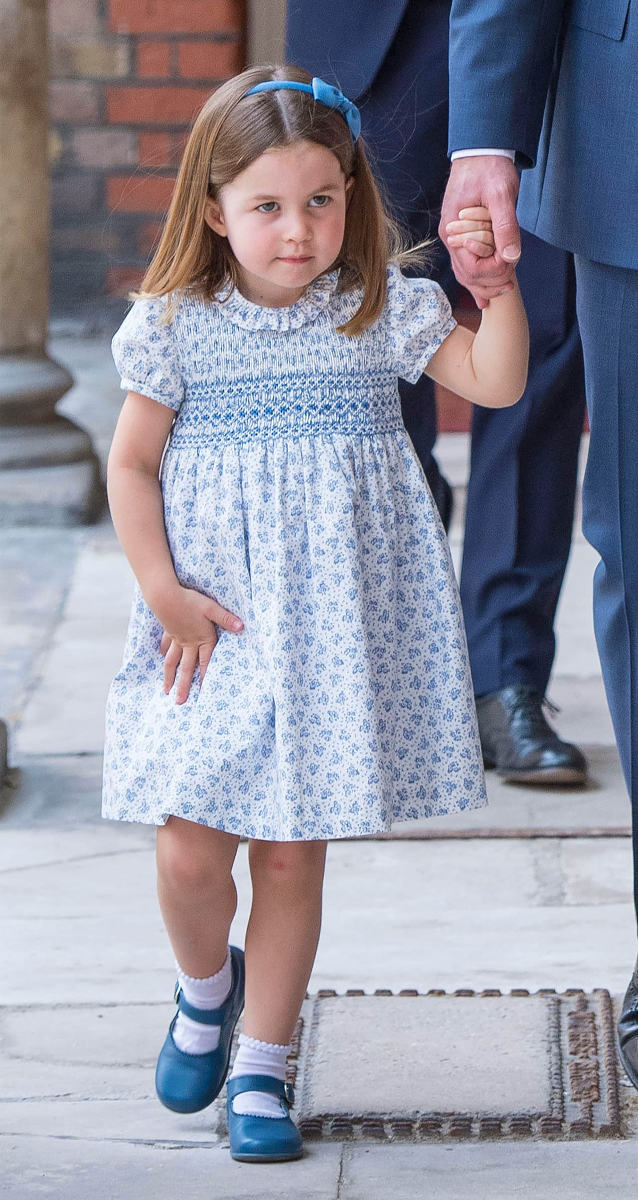 Durante esta charla con el staff, el actor descubrió que la simpatía de la pequeña princesa Charlotte, hija de Kate Middleton y el príncipe William, no fue suficiente para merecer el lugar del más popular entre los empleados reales.
<br>