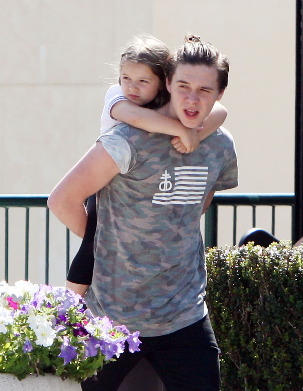 Aquí con su hermano Brooklyn.