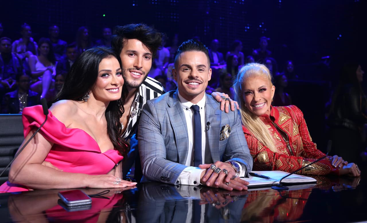 A diferencia de otras temporadas en la que ha estado rodeado de las estrellas participantes y artistas invitados, en la edición 2021, Casper ha dado sus críticas a distancia, pues presentó síntomas de covid a finales de marzo.