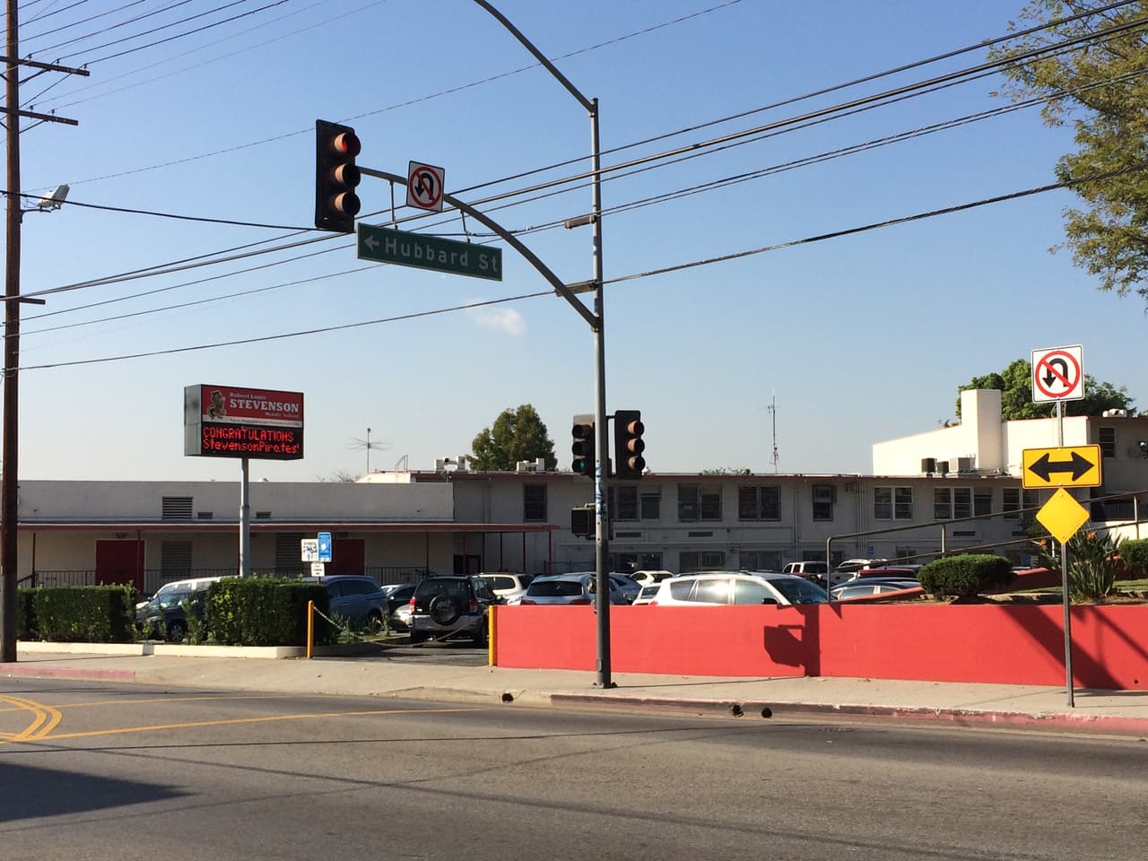 La siguiente parada del recorrido fue la escuela Robert Louis Stevenson, ubicada sobre la esquina de las calles Indiana y Hubbard.