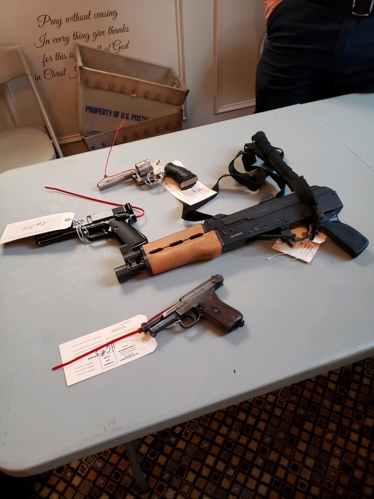 Algunas de las armas entregadas estaban en habitaciones de menores de edad.