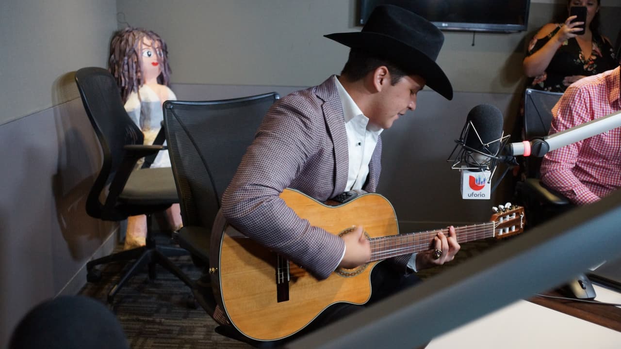 Christian Nodal se metió al Free-guey show y presentó su nuevo disco 'Me Dejé Llevar'.