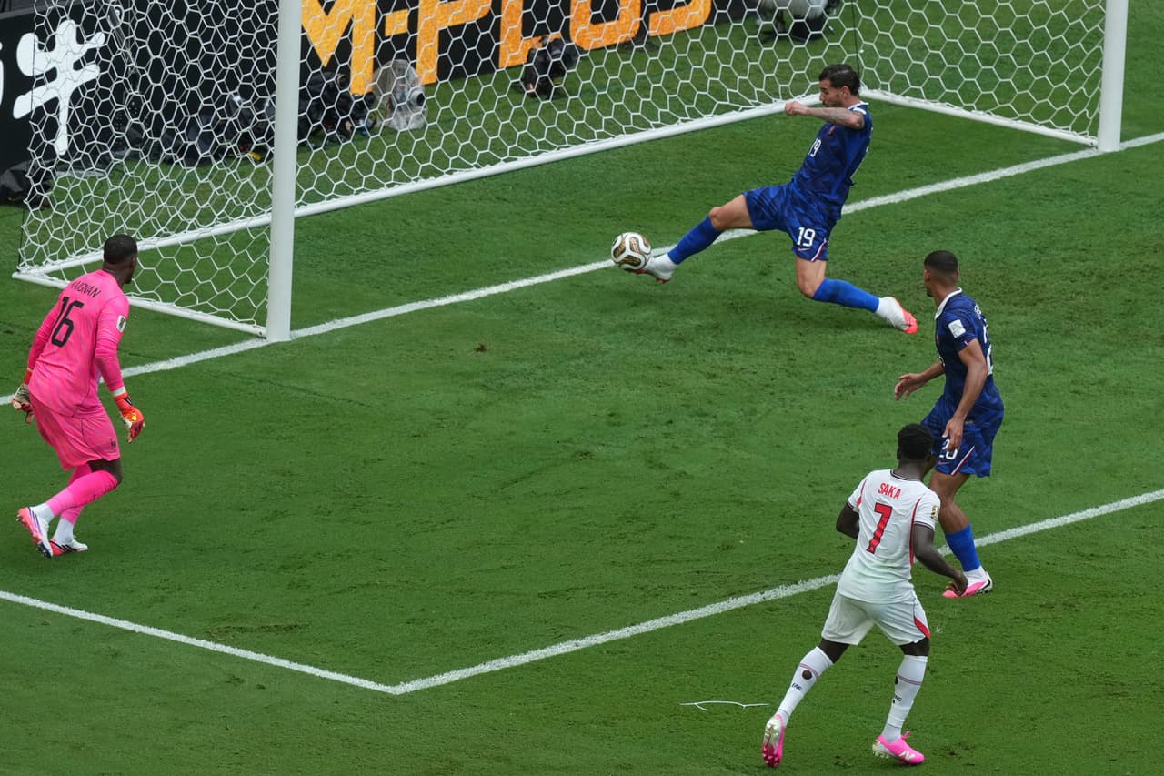 Bukayo Saka (7) de Inglaterra anota el tercer gol de su selección ante Theo Hernández (19), el portero Mike Maignan (16) y Desire Doue (20) de Francia, durante el partido por el tercer puesto del Mundial entre Francia e Inglaterra en Miami Gardens, Florida, el sábado 18 de julio de 2026.