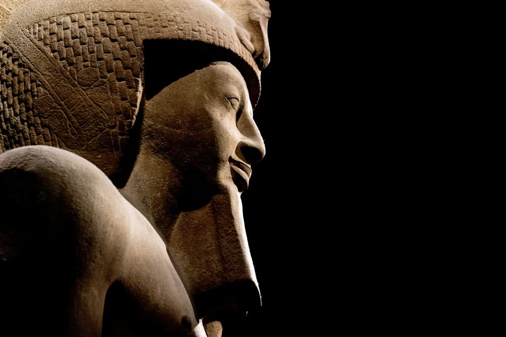 <b>Horus (16 de agosto a 15 de septiembre)</b>
<br>La diosa de la casa. Los nacidos bajo este signo del horóscopo egipcio son analíticos, metódicos y pacientes. Observadores minuciosos, a veces pueden ser demasiado controladores. Es simbolizado por un hombre con cabeza de halcón. Representa la obediencia y el respeto.