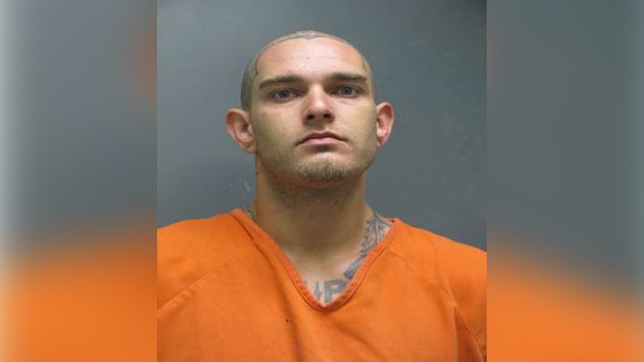 Christopher Ryan Treece es sospechoso de robo. Un edificio