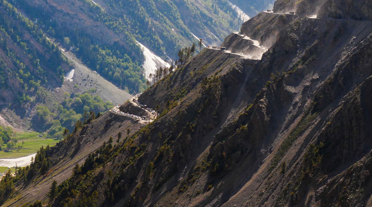 <b>Paso de montaña Zoji La Pass (India)</b>
<br>Esta carretera a más de 11,500 pies de altitud (3.5 km) pone los pelos de punta, especialmente en invierno, debido a las heladas y nevadas que, muy a menudo, cortan la respiración. Los desprendimientos son frecuentes, por lo que la conducción es todo un desafío.