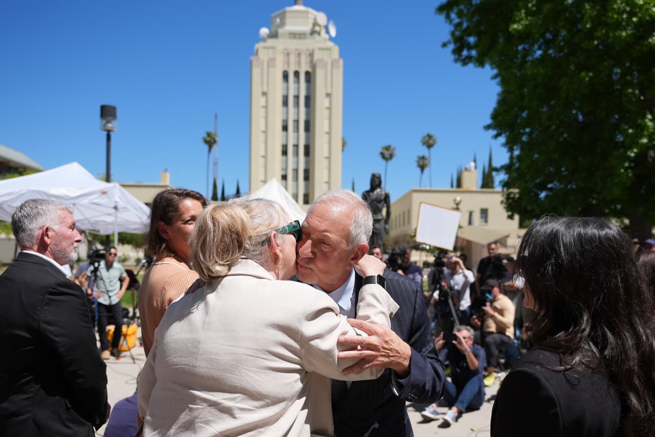 El abogado Mark Geragos, defensor de Erik y Lyle Menéndez, al centro derecha, besa a un familiar de los hermanos después de una audiencia en su caso en el juzgado el viernes 9 de mayo de 2025 en Los Ángeles.