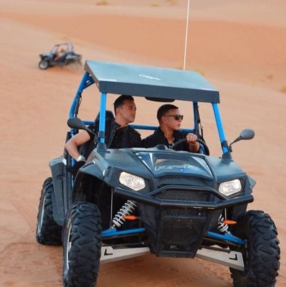 <b>Daddy Yankke</b> subió a su instagram esta foto manejando una cuatrimoto en pleno desierto del Sahara. Toda una experiencia todoterreno.