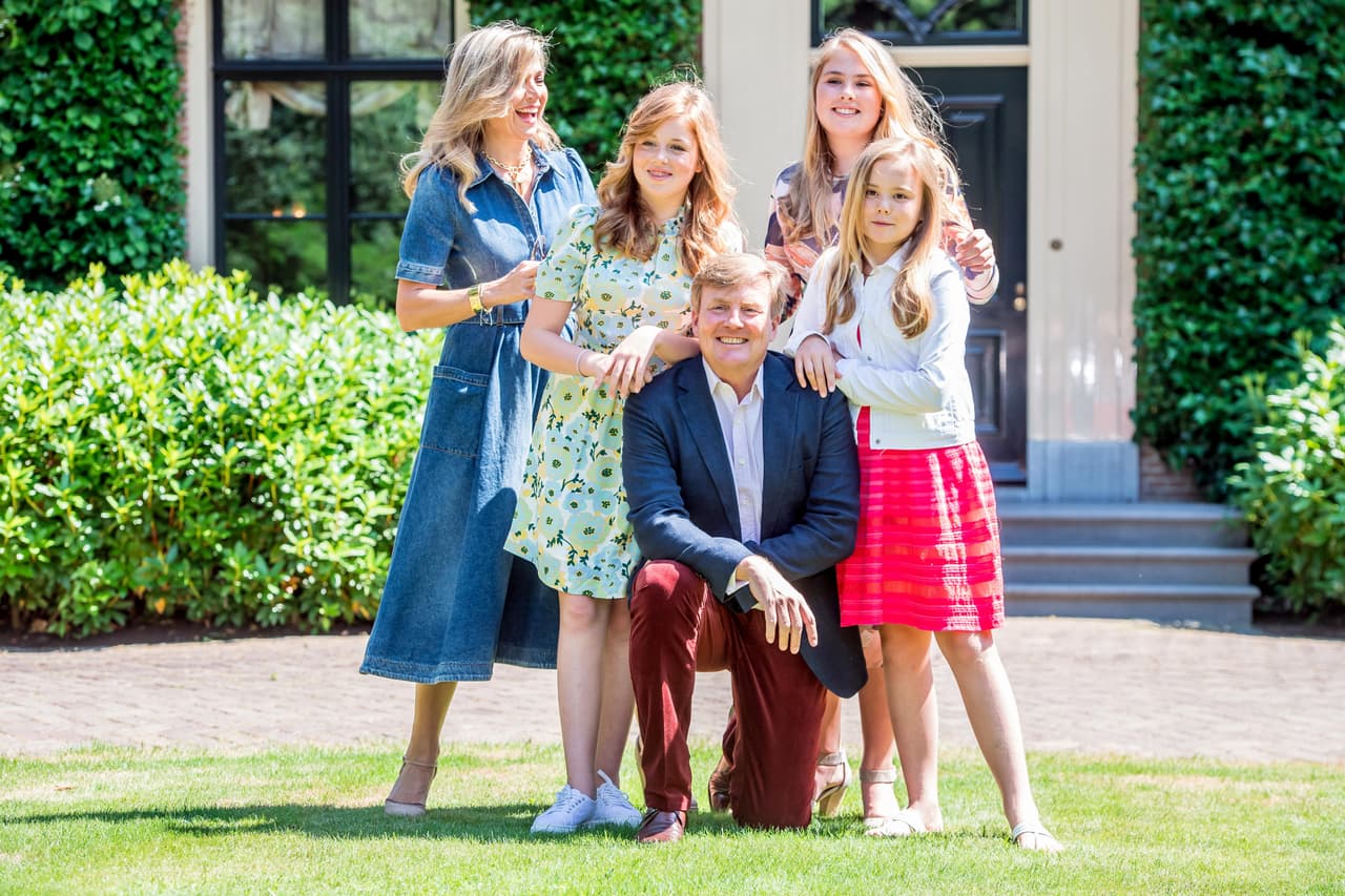 Sin embargo, el buen humor y la alegría volvieron a la mansión real de veraneo en Wassenaar, con el rey, la reina y las tres princesas luciendo muy contentos después de la tragedia.