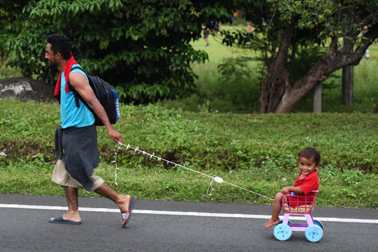 La permanencia en territorio de Chiapas garantiza que los migrantes de la caravana no sean arrestados y deportados por las autoridades mexicanas porque
<a href="https://www.univision.com/noticias/inmigracion/a-pesar-del-miedo-disparos-enfermedades-caravana-de-migrantes-sigue-viaje-al-df">portan un amparo judicial</a>, un recurso legal disponible que garantiza que mientras los procesos están abiertos, los demandantes no pueden ser detenidos ni deportados a sus países de origen.
