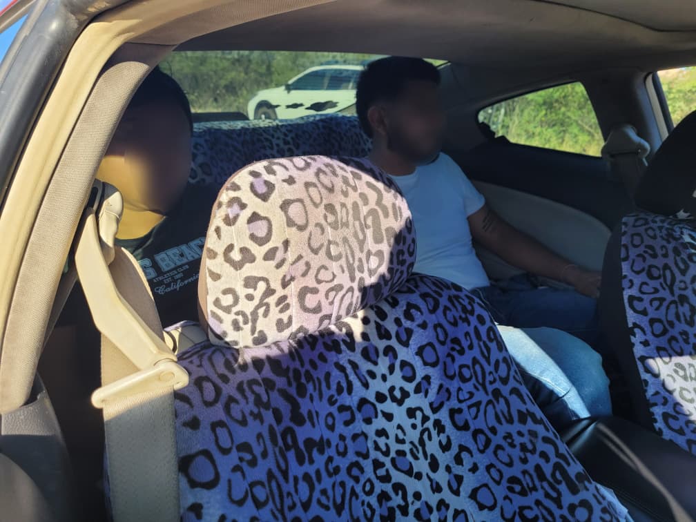 Las autoridades descubrieron que
<b> la pareja trasladaba a dos inmigrantes sin papeles procedentes de México</b>.