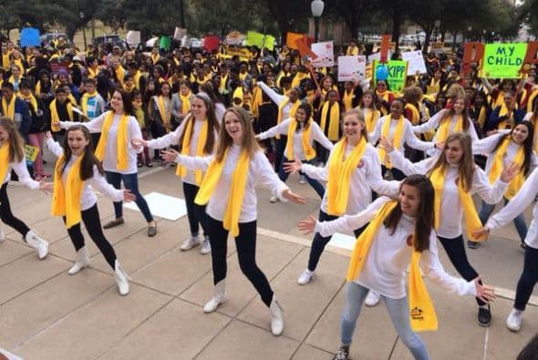 Miles de promotores de la campaña “Texas School Choice” marcharon este jueves para expresar la importancia de tener mejores opciones educativas. (Foto: Twitter)
