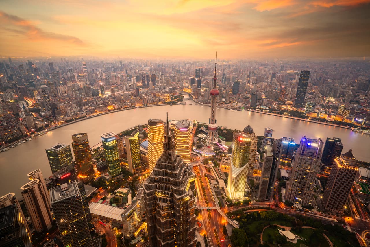 <b>Puesto 6. Shanghai: 64 multimillonarios</b>
<br>
<br>Crecimiento en 2021: 18 nuevos multimillonarios
<br>
<br>Patrimonio neto de los multimillonarios de la ciudad: 259,000 millones de dólares
<br>
<br>Residente más rico: Colin Zheng Huang (53,300 millones de dólares de patrimonio) 
<br>
<br>Huang es el fundador de Pinduoduo, el mayor vendedor de productos agrícolas en línea de China, y su fortuna se triplicó en el último año. Los otros que aumentaron su patrimonio durante la pandemia en esta ciudad son los magnates farmacéuticos Li Ge y Zhong Huijuan, presidentes de Wuxi Biologics y Hansoh Pharmaceutical, respectivamente.