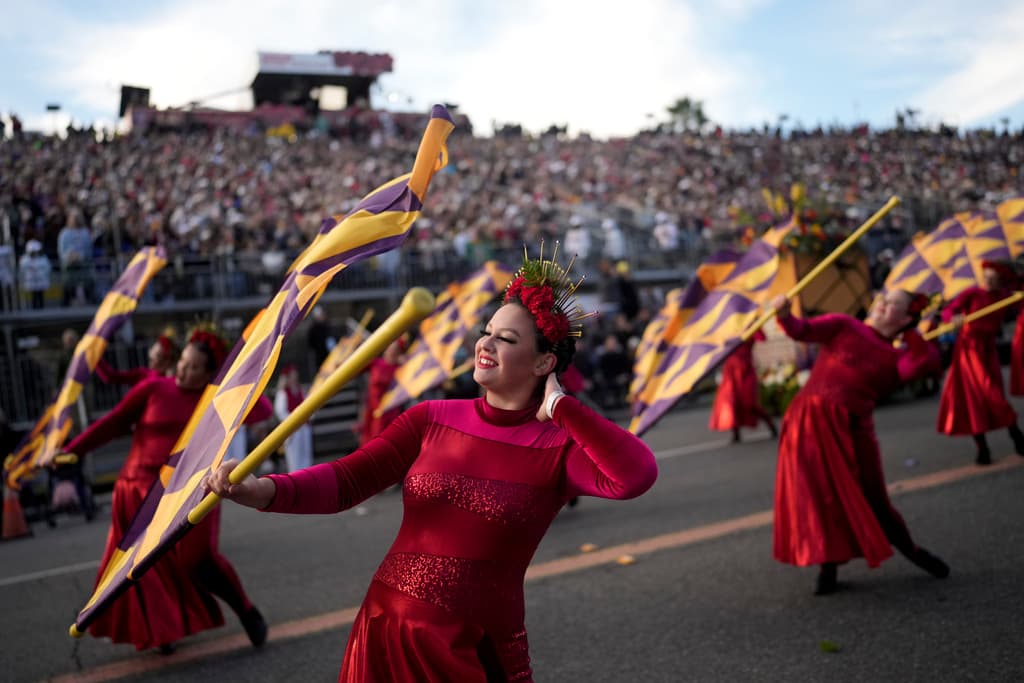 La banda de música Golden Rams de la Universidad de West Chester se presenta en el 135º Desfile de las Rosas en Pasadena, California, el lunes 1 de enero de 2024.