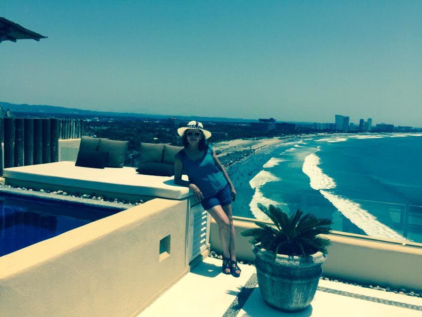 Ana Bertha disfrutando de las playas de Acapulco.
<br>