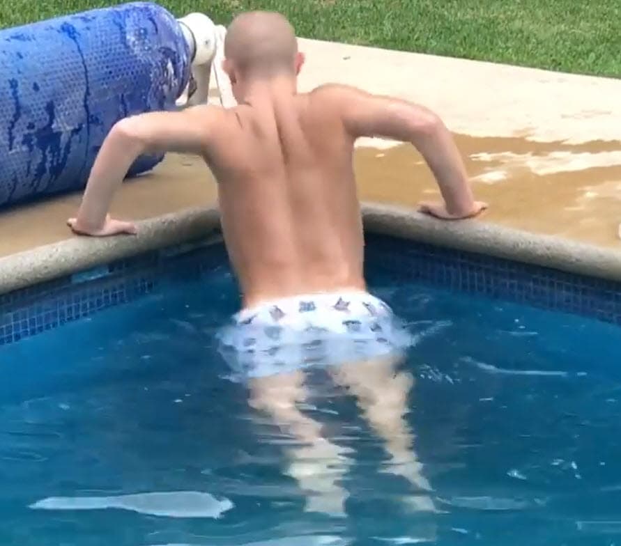 Unos días antes, también compartió cómo lo ha ayudado a realizar 
<b><a href="https://www.univision.com/famosos/lety-calderon-no-suelta-el-entrenamiento-de-luciano-ni-siquiera-en-la-piscina-video" target="_blank">entrenamiento físico en la piscina</a> </b>para que esté más fuerte. 
<br>