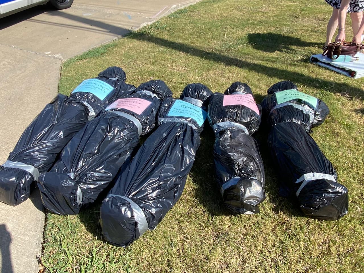 Con bultos negros tirados en el piso que presuntamente simulaban muertos por
<a href="https://www.univision.com/temas/coronavirus">coronavirus</a>, los maestros piden que las clases virtuales sigan hasta enero del próximo año.
<br>