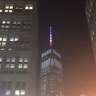 De la misma manera está iluminada la antena del One World Trade Center.