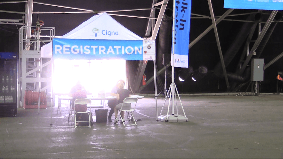 Las personas se estacionan afuera y entrar caminando. Deben ir a la carpa de registración primero.
<br>