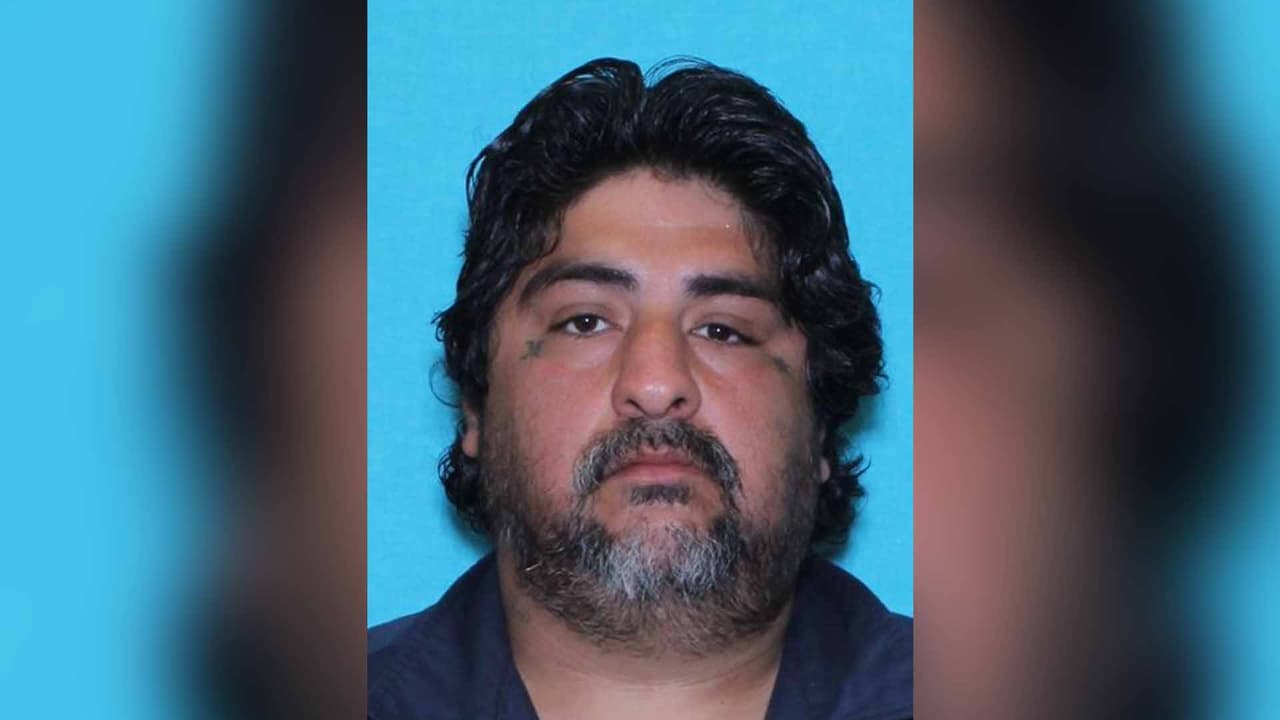 Christopher Banuet, es buscado por posesión de sustancias controladas.