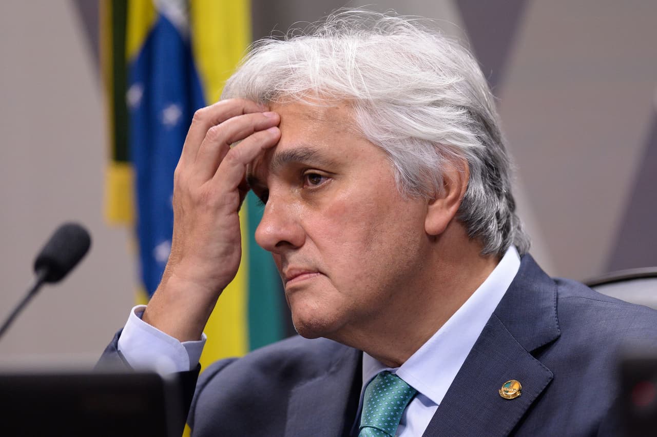 25 de noviembre de 2015. La policía encarcela al senador Delcidio do Amaral bajo sospecha de obstruir la investigación. El senador Amaral testificó, como parte de un acuerdo con la Fiscalía, que la presidenta Rousseff y Lula presuntamente ayudaron a la trama de sobornos en la compañía estatal Petrobras y que intentaron repetidas veces desbaratar su investigación. Ambos negaron la acusación.