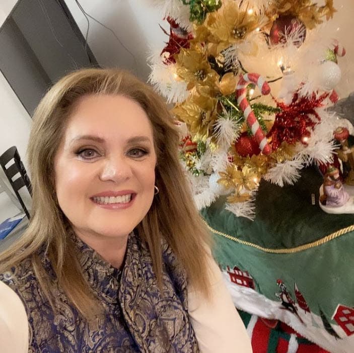 "No tengo ninguna cirugía en mi cara; esta soy con mis arrugas, a veces más o menos, 
<b>los filtros ayudan</b>, pero no hay que abusar porque a veces ni te pareces", señaló en 
<b>Hoy</b>. 
<br>