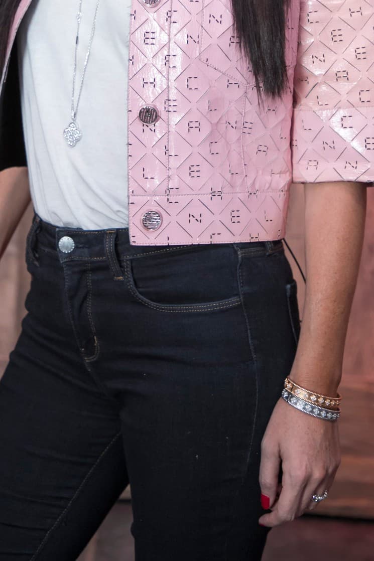 No podían faltar los accesorios: un collar extra largo y una pareja de pulseras: una dorada y otra plateada.