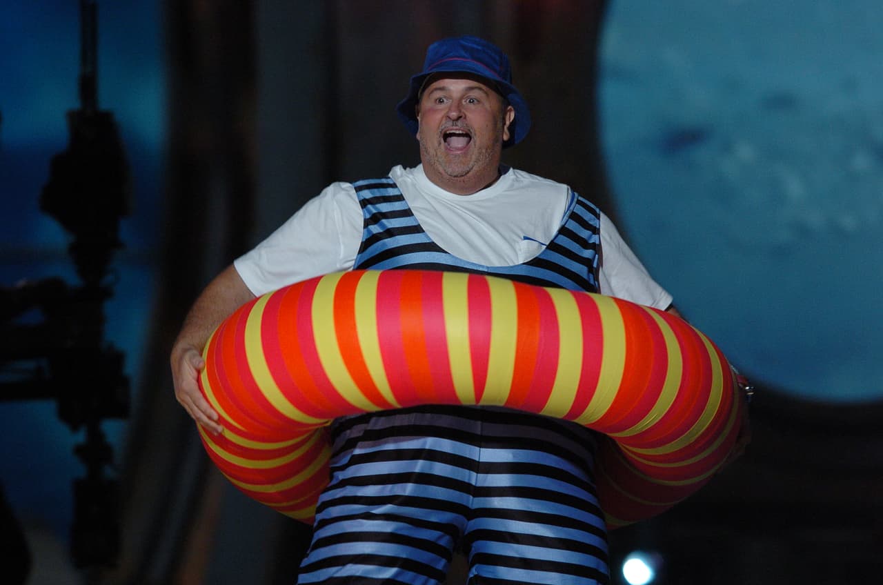 5. En 2005 Raúl recibió una de las peores noticias de su vida. Tras sufrir intensos dolores en la cintura y después de una serie de estudios, los médicos le diagnosticaron cáncer, tenía un tumor en uno de los riñones. Afortunadamente fue operado y venció esta terrible enfermedad.
<br>