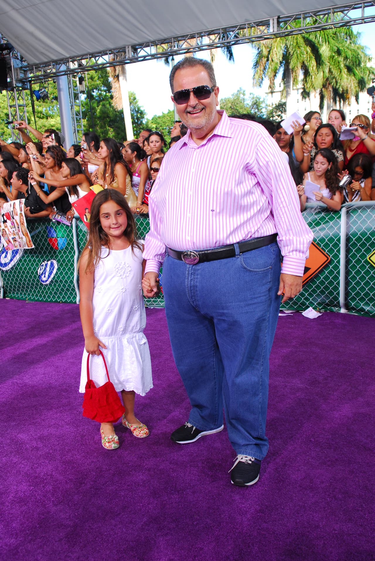 En 2007 una nueva acompañante se integró a Raúl de Molina: La pequeña Mía que llegó con este coqueto vestido blanco y una bolsa roja.