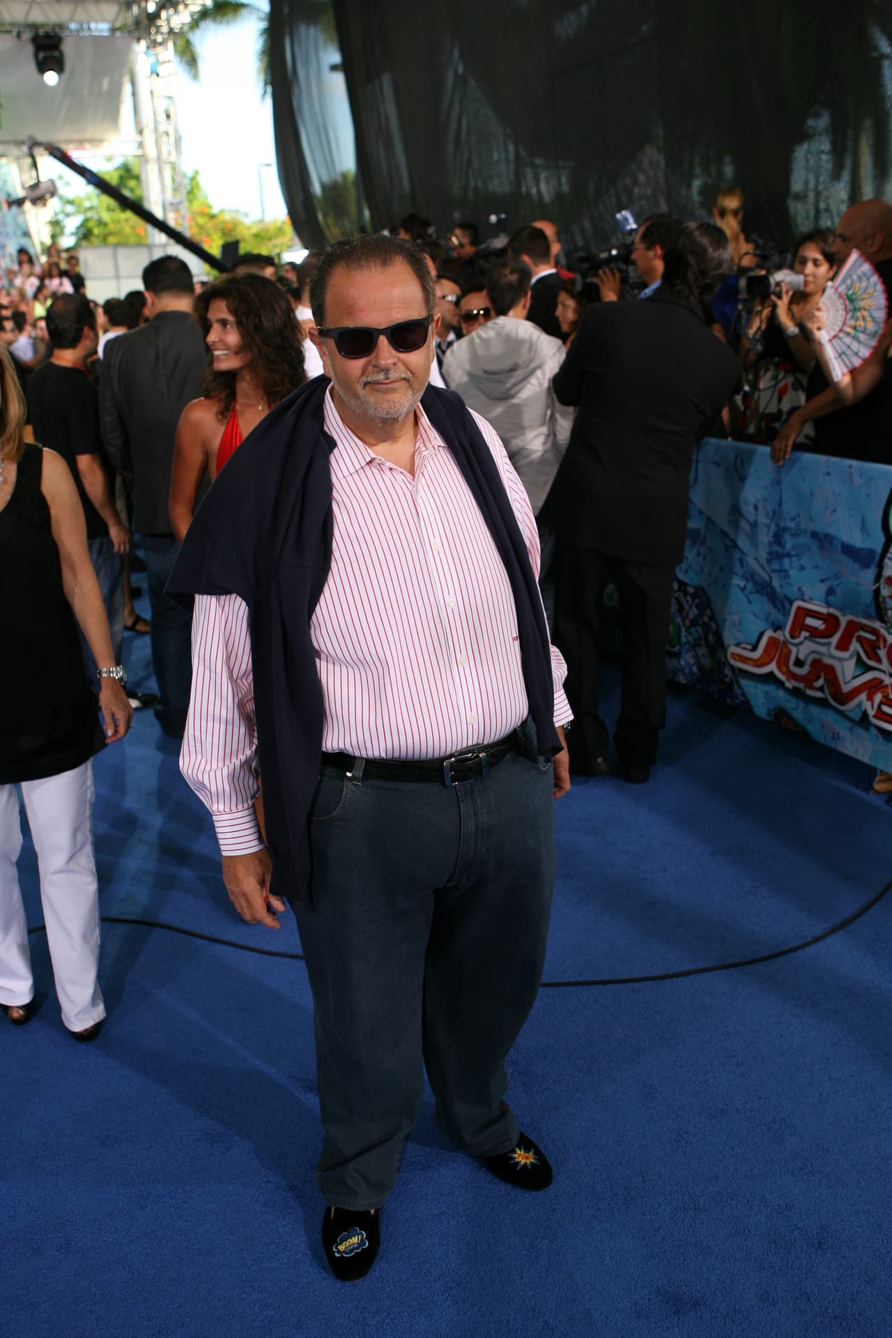 En 2009 Raúl llegó mucho más elegante pero usó un sweater a los hombros color negro.