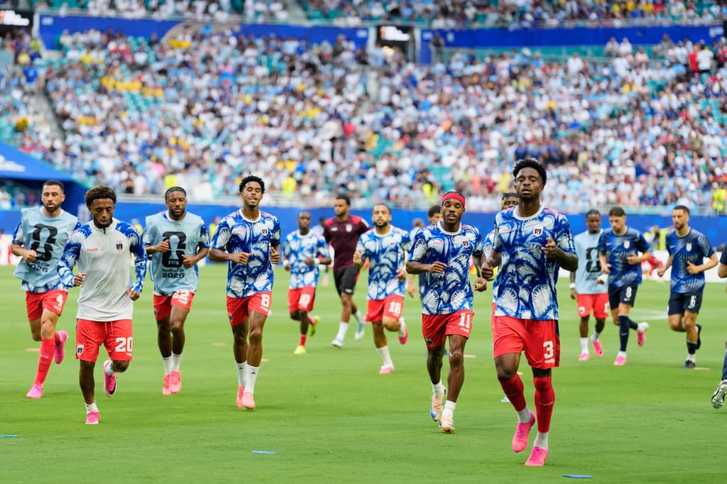 Jugadores de Cabo Verde calientan antes del partido de fútbol, el domingo 21 de junio de 2026. (Foto AP/Rebecca Blackwell).