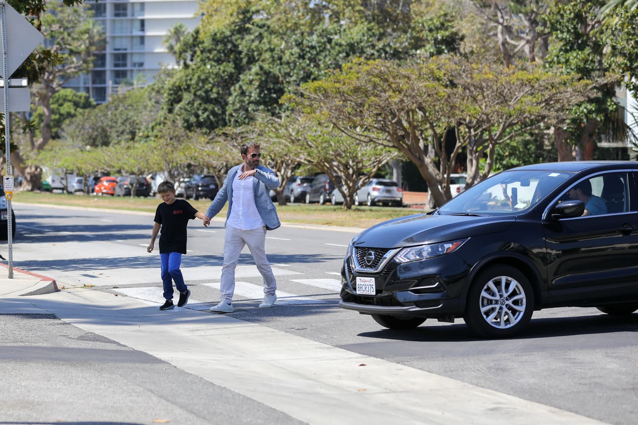 Padre e hijo recorrieron varias calles de Santa Mónica custodiados por los paparazzi.
