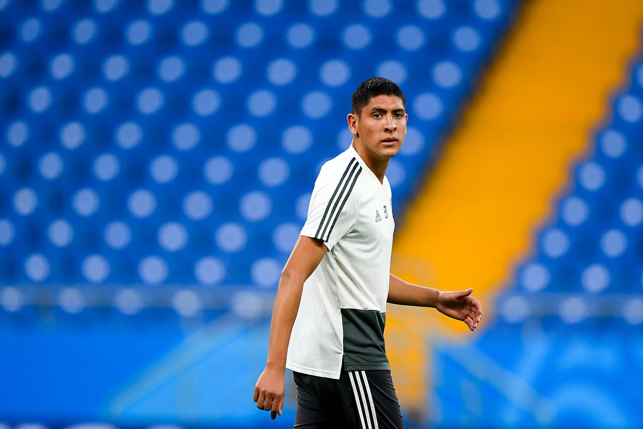 Edson Álvarez, quien entró de cambio ante Alemania para reforzar las tareas defensivas y de recuperación del esférico, se ve serio, peor mentalizado en el trabajo.