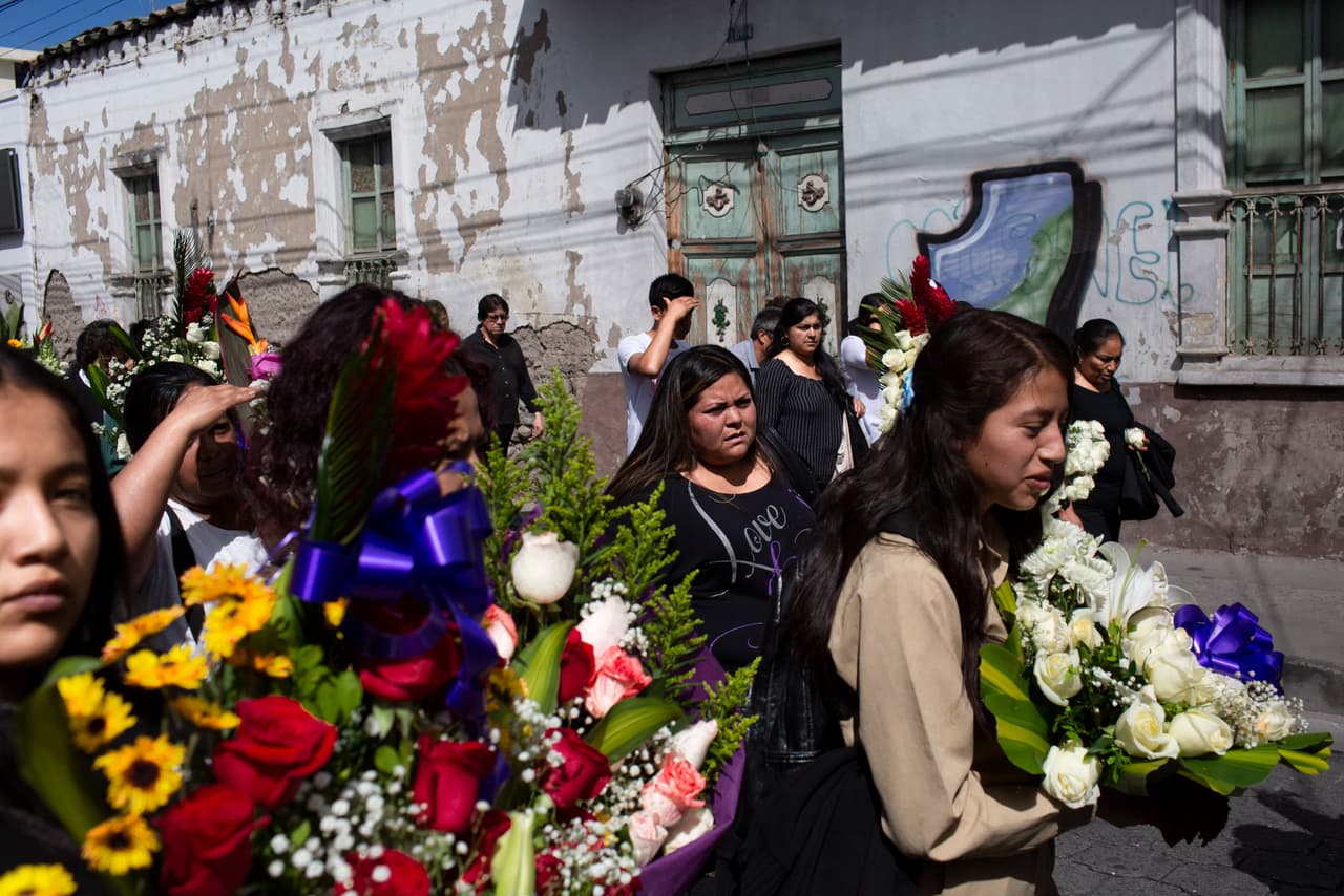 El feminicidio de una mujer embarazada a manos de un inmigrante venezolano en Ibarra, en el norte del país andino, generó actos de rechazo a la comunidad venezolana en esa ciudad. El funeral de la víctima, Diana Carolina, se realizó el lunes en Ibarra.