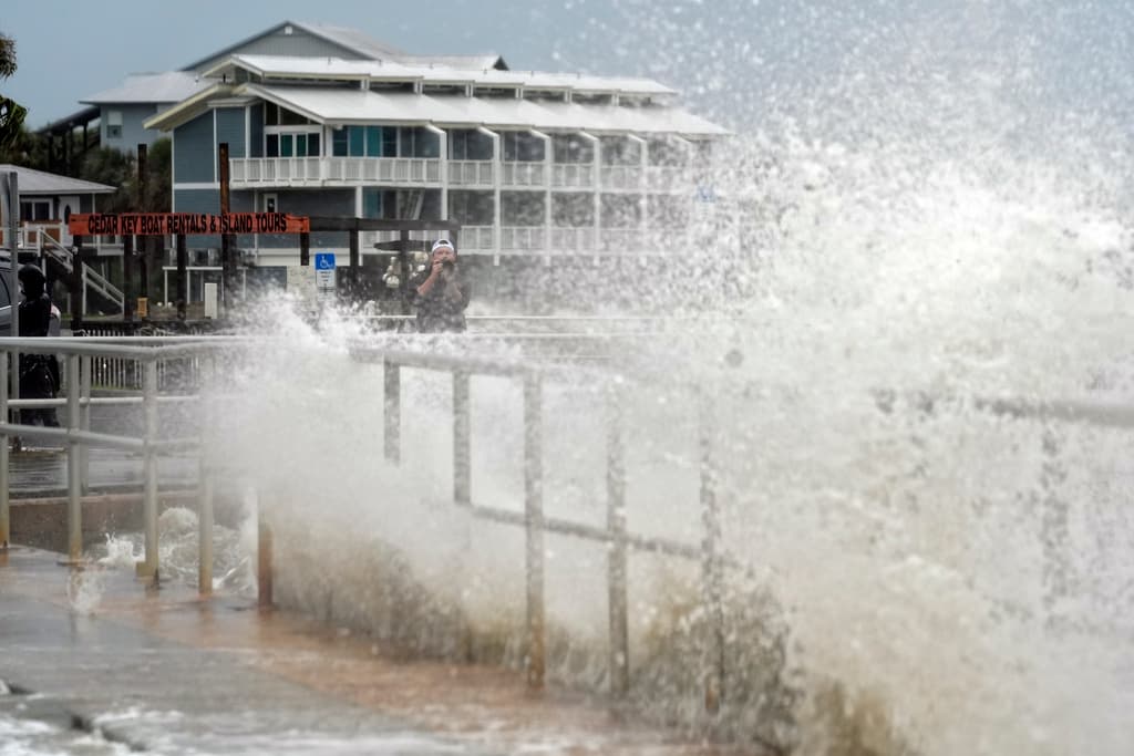 Más de una persona tomó fotos del impresionante oleaje en el malecón de Cedar Key, horas antes de la que la tormenta Debby entrara al estado.