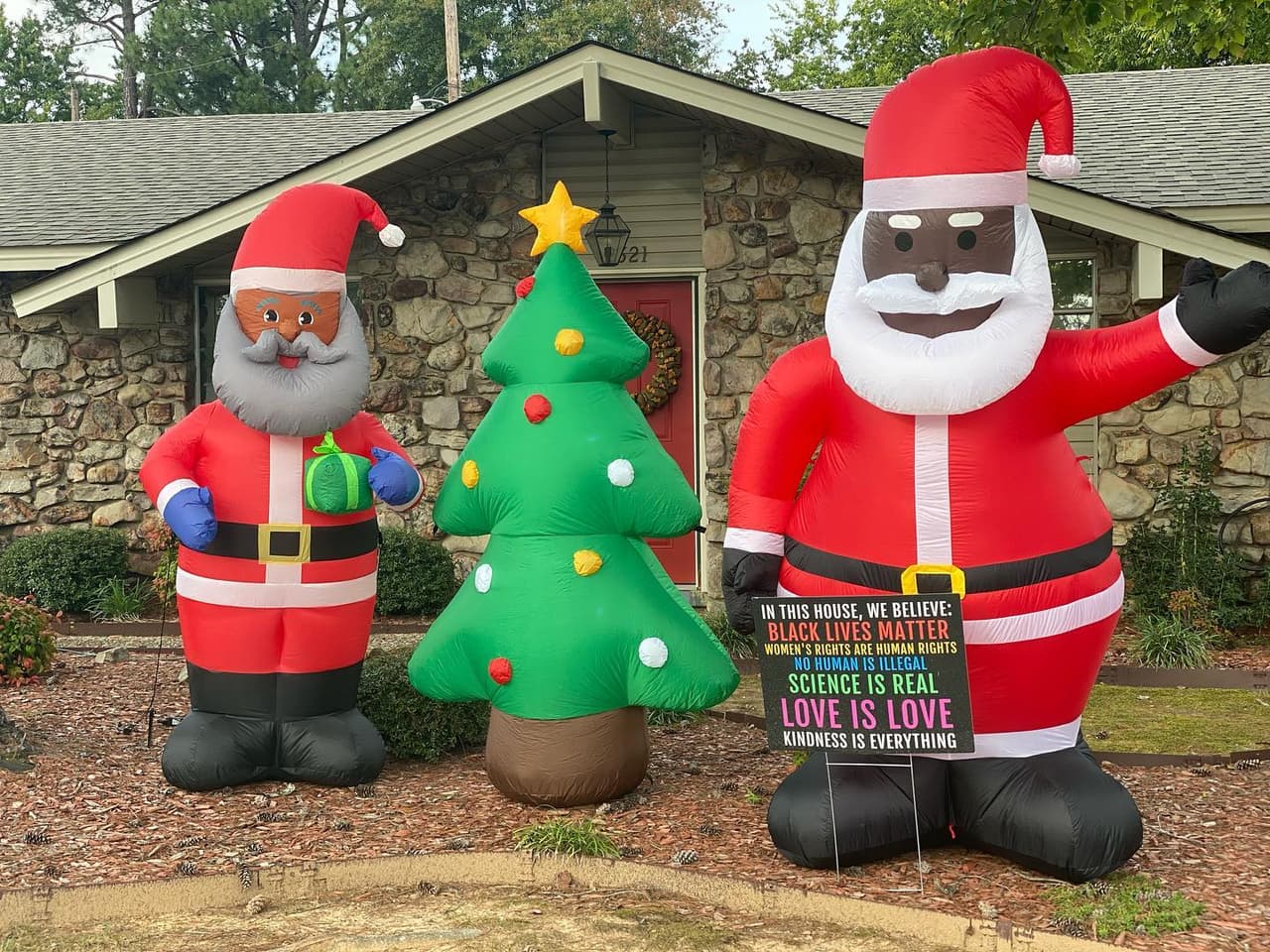 La familia que recibió una carta de amenaza por poner un papá Noel negro en su jardín