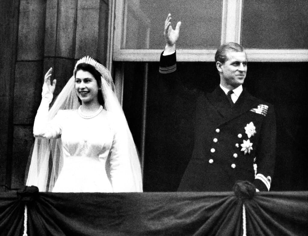El 20 de noviembre de 1947, la princesa Isabel se casa con el príncipe Felipe de Grecia y Dinamarca, su primo tercero. Felipe se convertiría en el padre de sus cuatro hijos y estaría a su lado hasta 2021, cuando falleció a los 99 años.