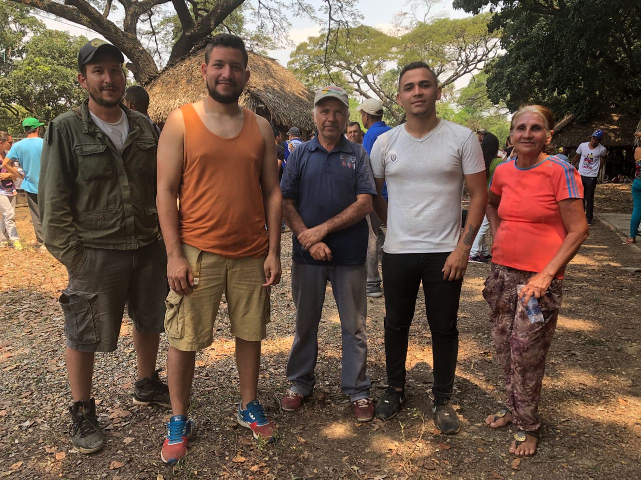En los corrillos de conversaciones que se forman en el campamento se mezclan opositores a Maduro de diferentes orígenes. De izquierda a derecha: Edduar Calderón, que reside en Boston, junto a su hermano Jaime, de Maracaibo; Pedro Antonio Ravelo, de San Cristóbal, Samiels Rojas de Mérida y Rosa Duarte de San Cristóbal (Táchira).