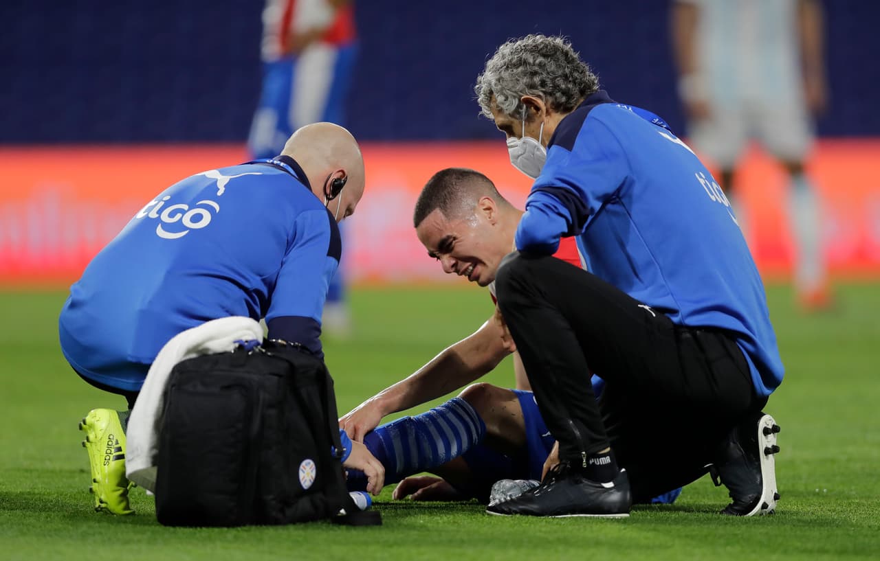 Con gol de Ángel Romero desde los 11 pasos, Paraguay consigue empatar frente a Argentina y salvan un importante punto.