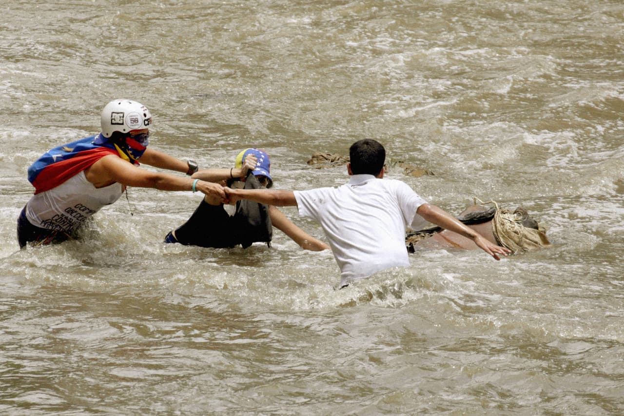 The dry season has kept the Guaire River at a low level, allowing protesters to cross it to protect themselves. But those who cross the river risk exposure to diseases such as cholera, hepatitis A, typhoid and salmonella, among others.