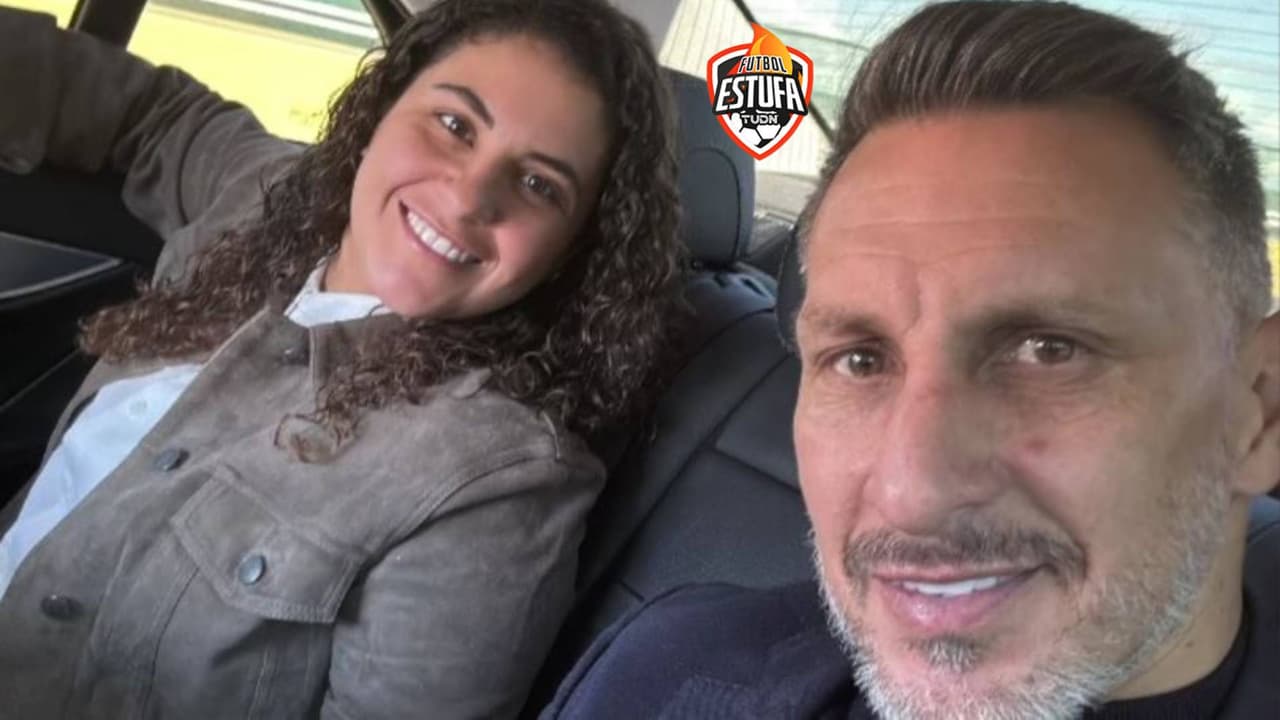 ¿Santi Giménez al Milan? Chaco y representante están en Italia