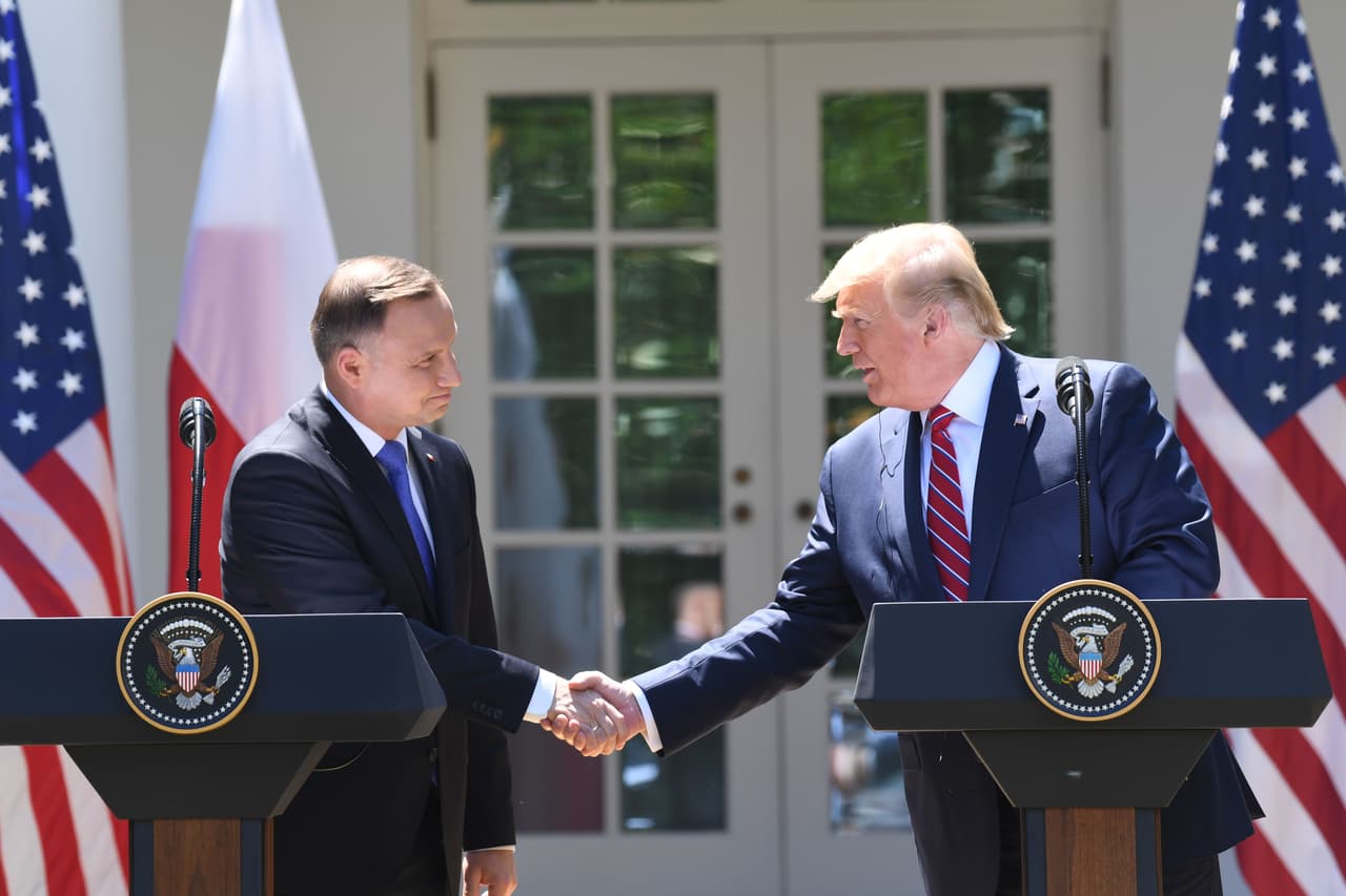 Trump anunció el despliegue de tropas en una conferencia de prensa con Duda en el Jardín de Rosas de la Casa Blanca, poco después de que firmaron una declaración conjunta de cooperación en defensa.
<br>