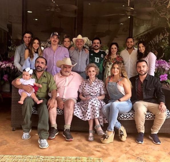 Junto a doña Cuquita (María del Refugio Abarca) tuvo cuatro hijos: Vicente Jr., Alejandro, Gerardo y Alejandra. Los dos primeros incursionaron en la música igual que su padre, pero Alejandro fue quien tuvo más éxito.