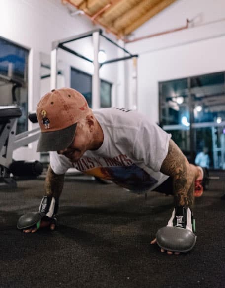 Balvin haciendo lagartijas. ¡A trabajar para quemar toxinas!