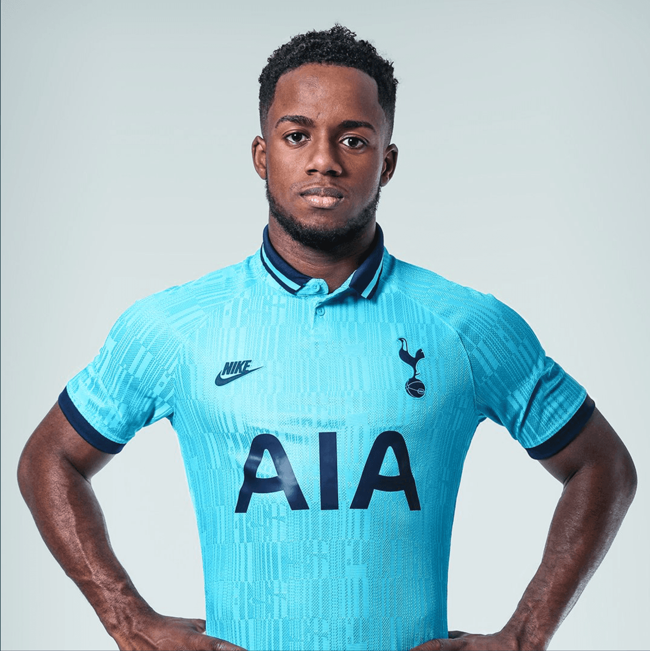 Tottenham lanza su tercer jersey de la temporada 2019/20 en honor al azul que usaron en el triunfo de la UEFA en 1984. Rinde tributo a la cultura noventera de los jerseys.