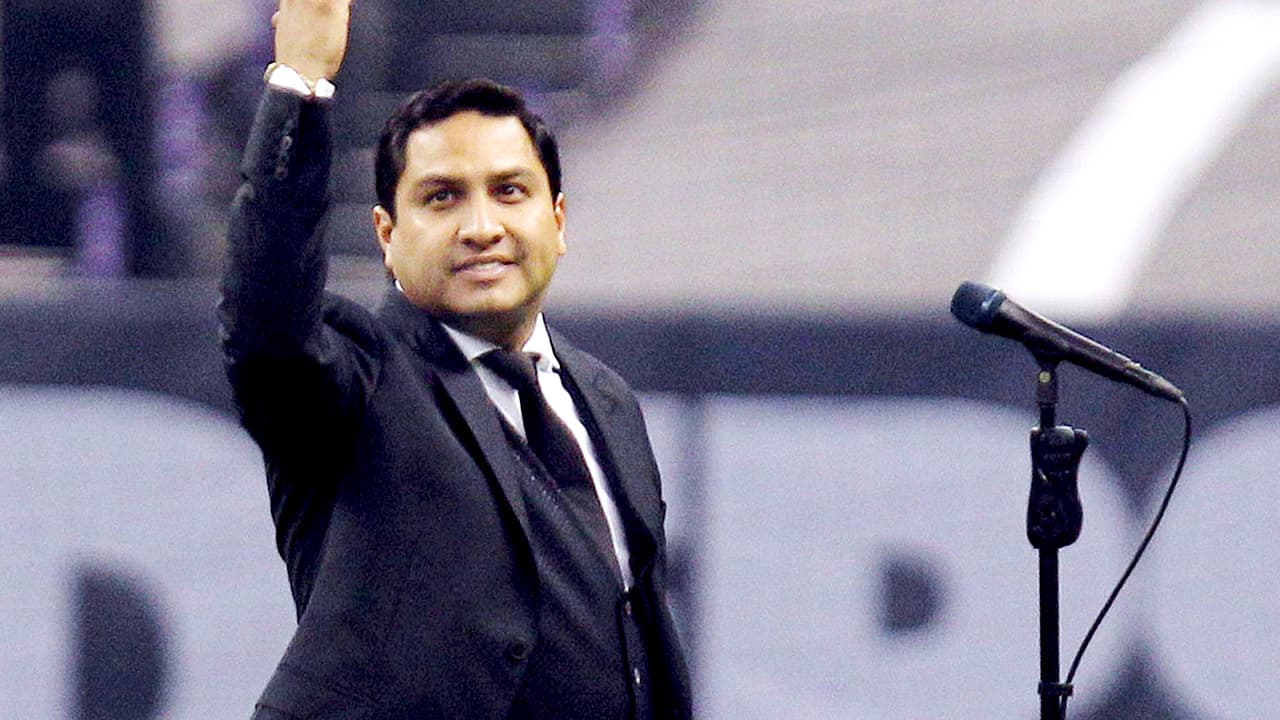 Julión Álvarez cantó el himno mexicano en el Monday Night Football y México respondió de manera malinchista