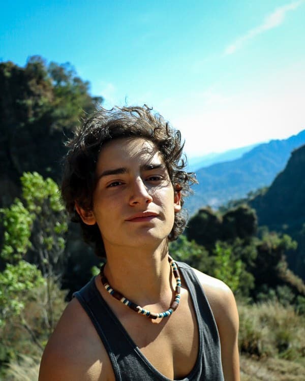 Sin embargo, cuando el también cantante fue cuestionado en torno a las cosas no tan buenas que heredó por parte de Juan y Niurka, él confesó: "Los dos, cuando se enojan son horriblemente terribles".