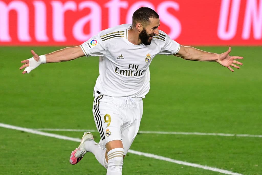 La cuenta se cerró con un soberbio gol de Benzema (86’). El francés mató con la zurda dentro del área y pone a soñar a los merengues con La Liga.