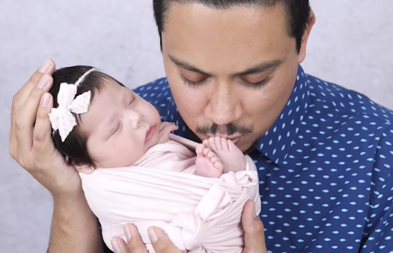 "Peleó por su vida, y aquí está presente y 
<b>esa es la esperanza que necesitamos en este tiempo tan oscuro, tan difícil</b>", dice con orgullo con su pequeña entre los brazos.