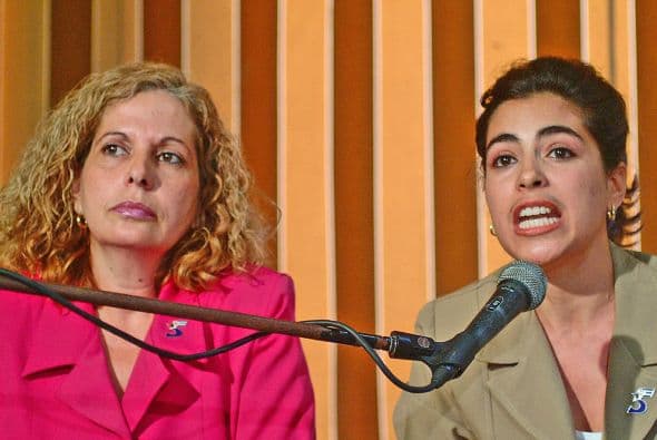 Olga Salanueva, izq, esposa de Rene Gonzalez, otro de los espías de la Red Avispa, entrenada en Cuba, operadora de radio, nombre clave Ida, no fue acusada